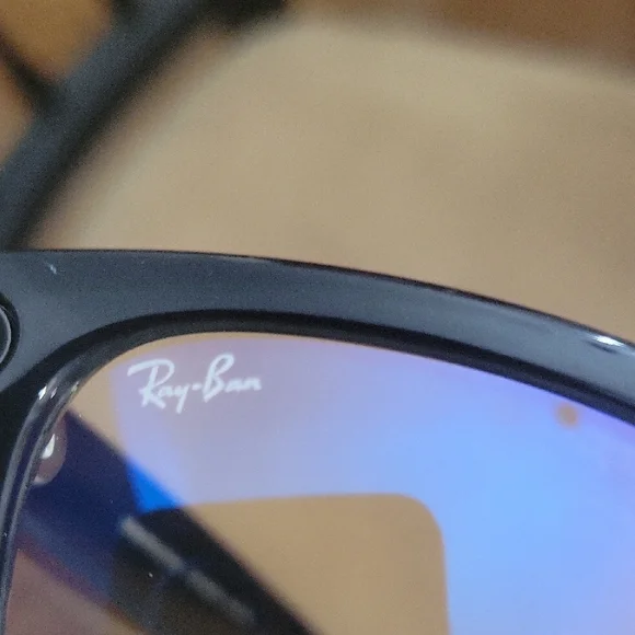 Ray-Ban Meta Glasses With Beige Case And Charger - Picture 9 of 14